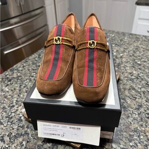 EUC Women’s Gucci Superso Suede Loafers